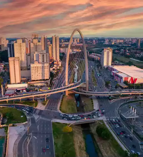 Vista da ponte estaiada e dos edifícios de São José dos Campos ao entardecer